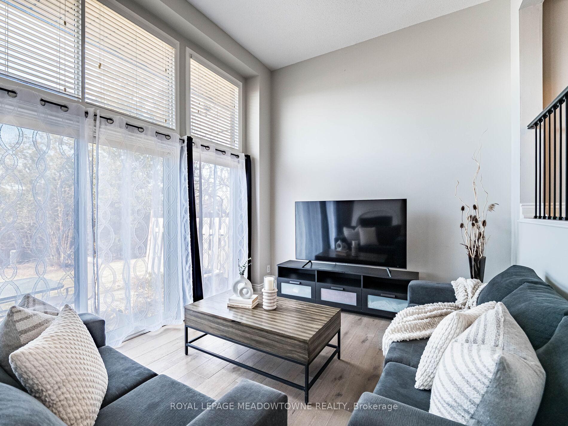 3 Bedrooms Condo at 6780 Formentera, Mississauga For sale