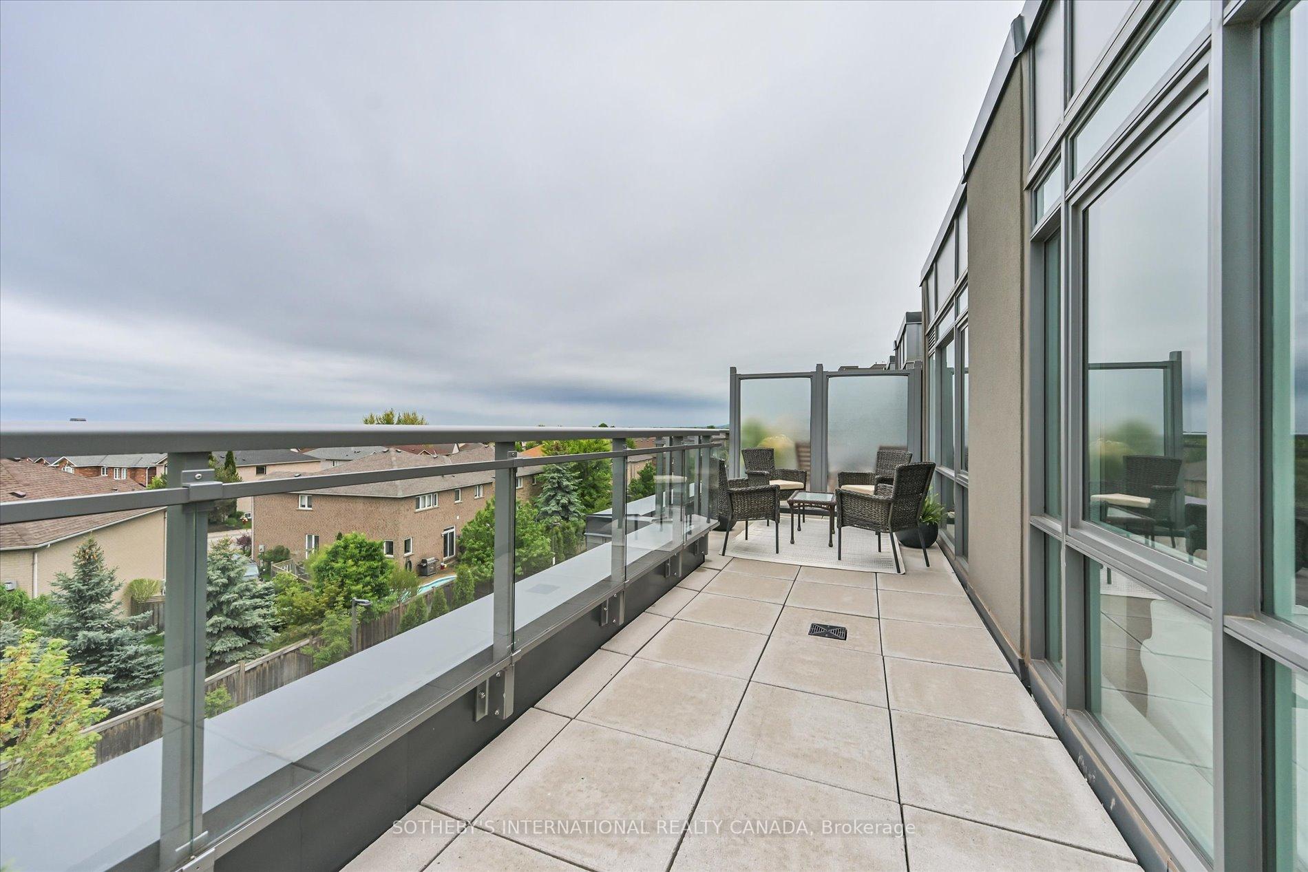 2 Bedrooms Condo at 5260 Dundas, Burlington For sale