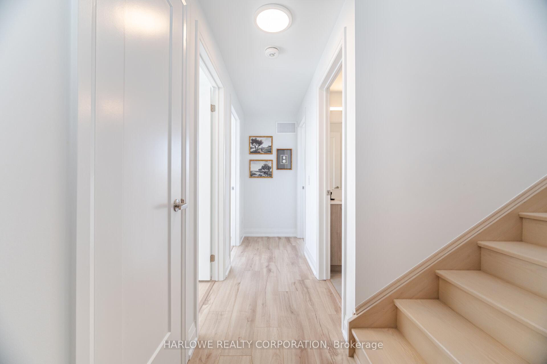 3 Bedrooms Condo at 274 Ironside, Oakville For sale