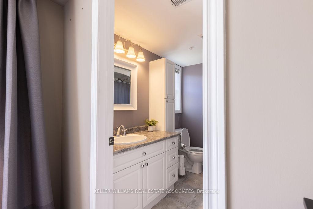 2 Bedrooms Condo at 4003 Kilmer, Burlington For sale