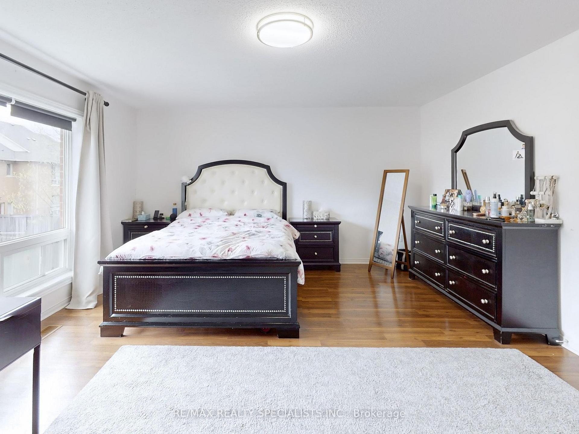 3 Bedrooms Condo at 5223 Fairford,  Mississauga For sale