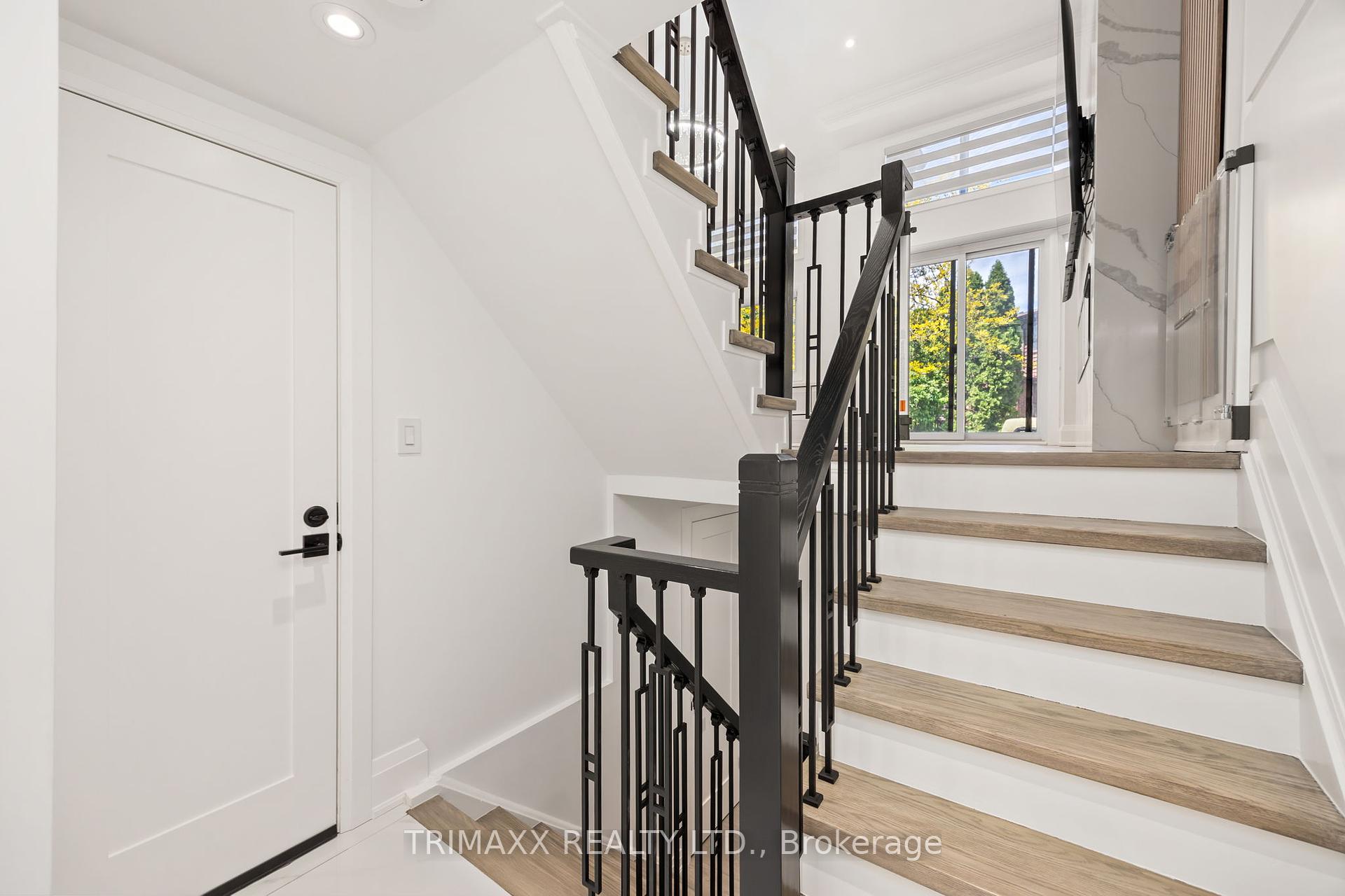 4 Bedrooms Condo at 4165 Fieldgate, Mississauga For sale