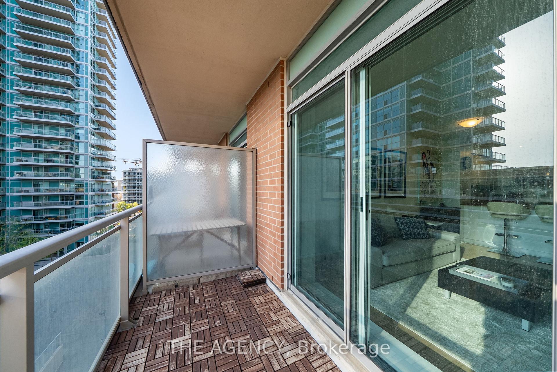 2 Bedrooms Condo at 50 Lynn Williams, Toronto For sale