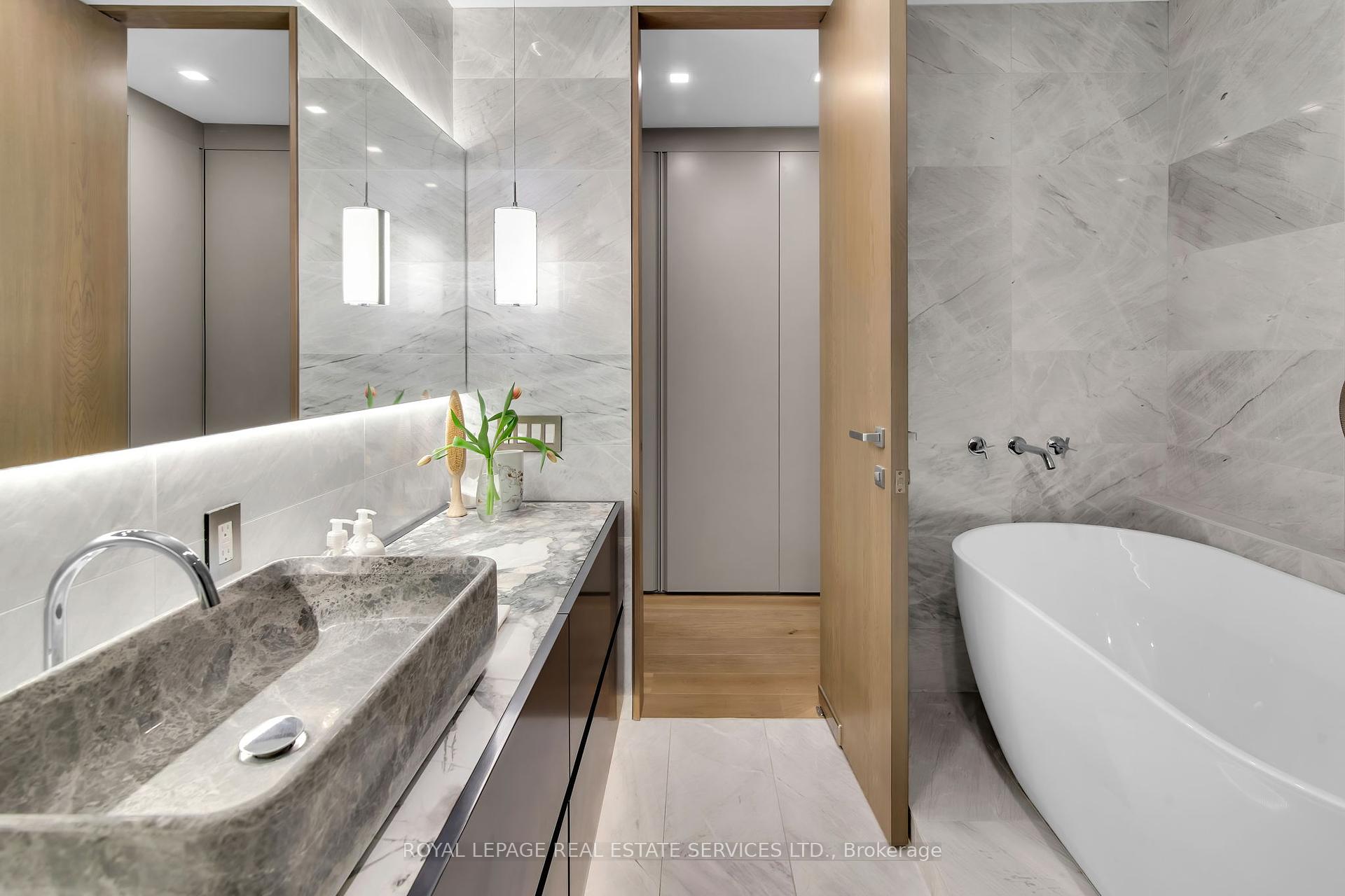 2 Bedrooms Condo at 38 Avenue, Toronto For sale
