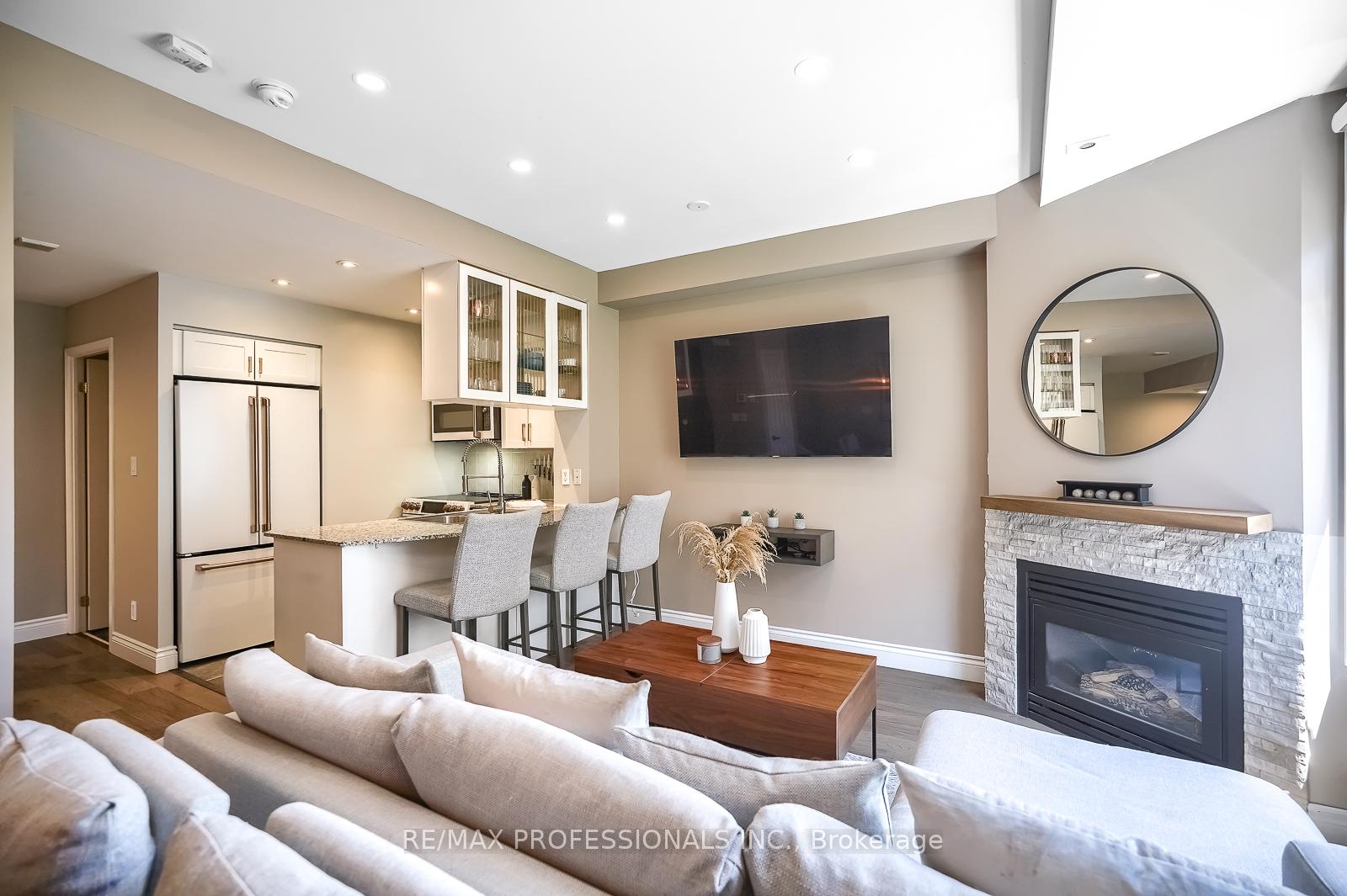 3 Bedrooms Condo at 32 Stadium, Toronto For sale