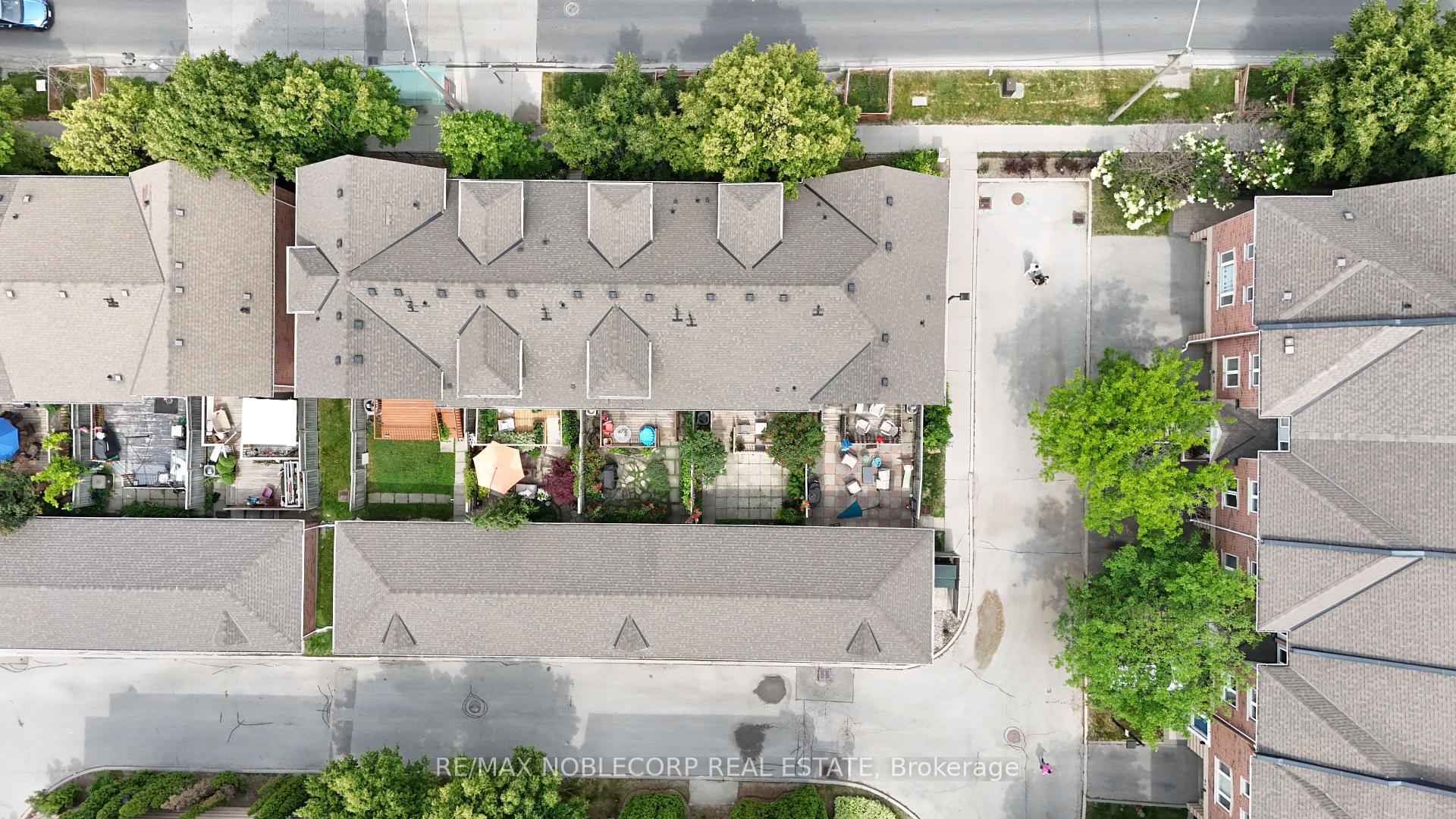4 Bedrooms Condo at 17 Overlea, Toronto For sale