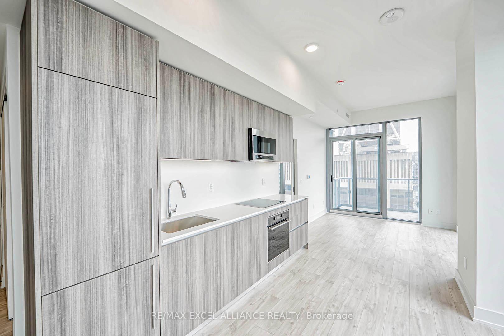 2 Bedrooms Condo at 8 Cumberland,  Toronto For sale