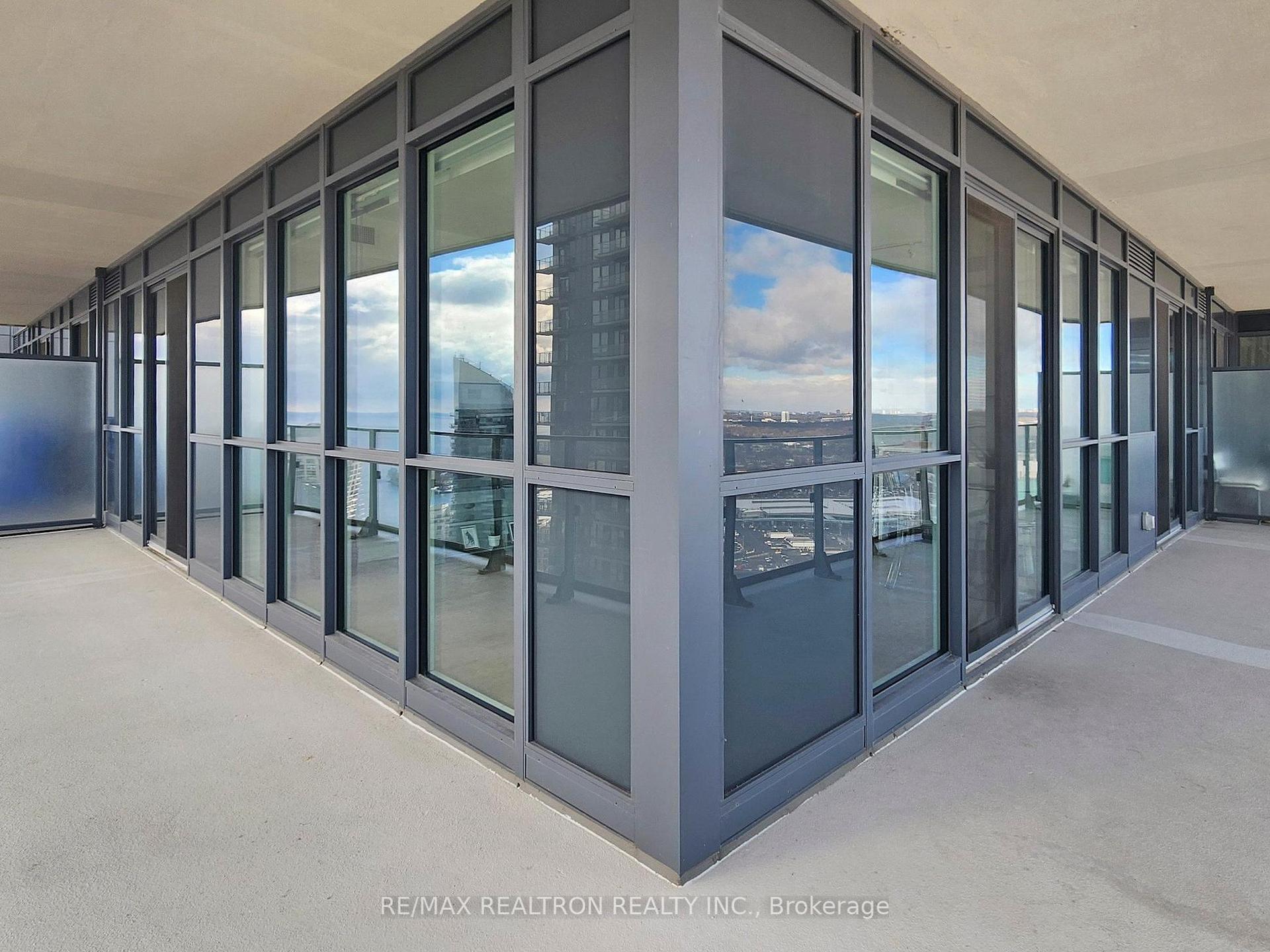 3 Bedrooms Condo at 10 Park Lawn, Toronto For sale