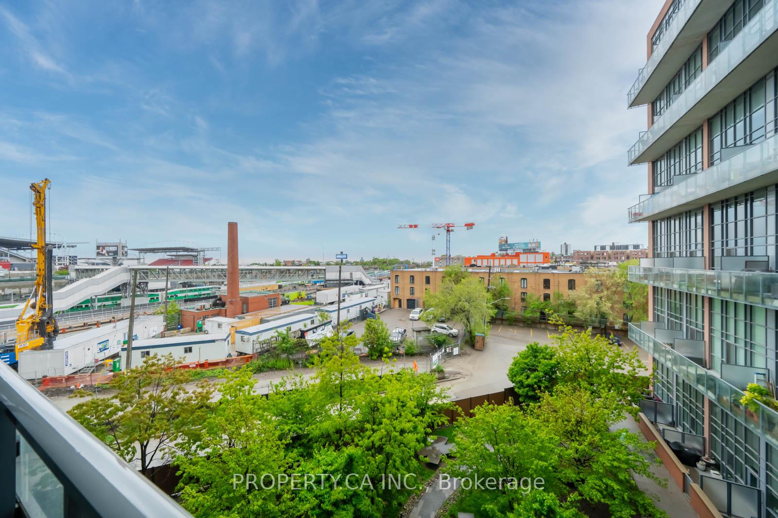 2 Bedrooms Condo at 5 Hanna, Toronto For sale