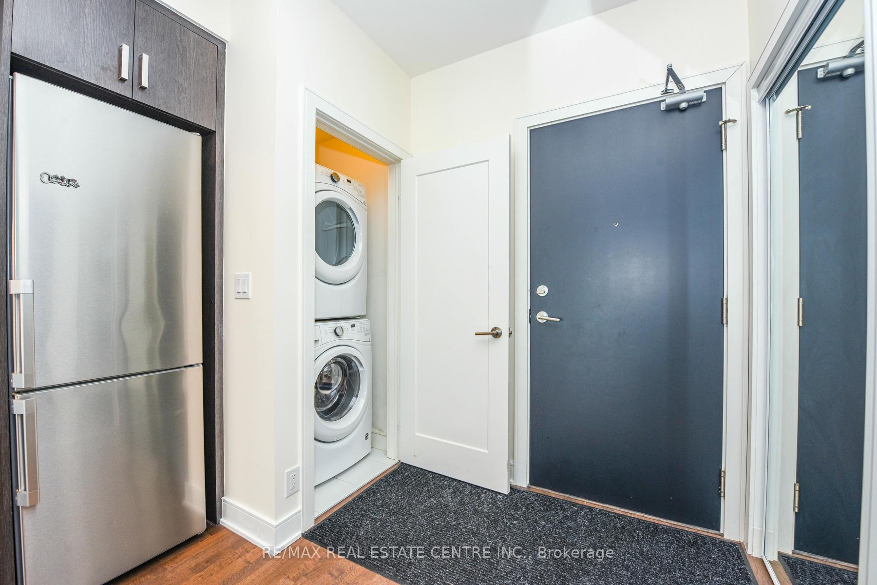 2 Bedrooms Condo at 1575 Lakeshore,  Mississauga For sale