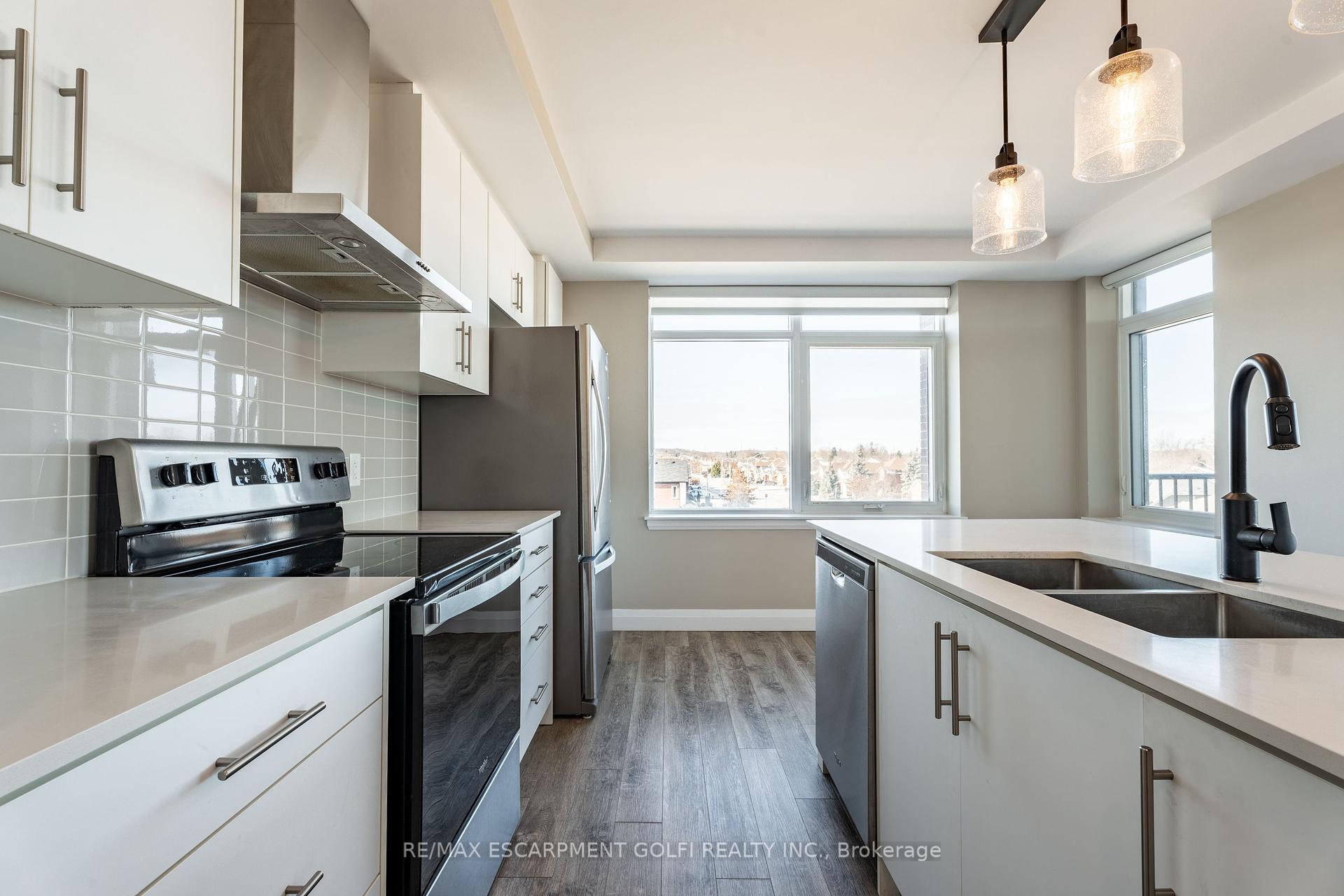 2 Bedrooms Condo at 1 Redfern, Hamilton For sale