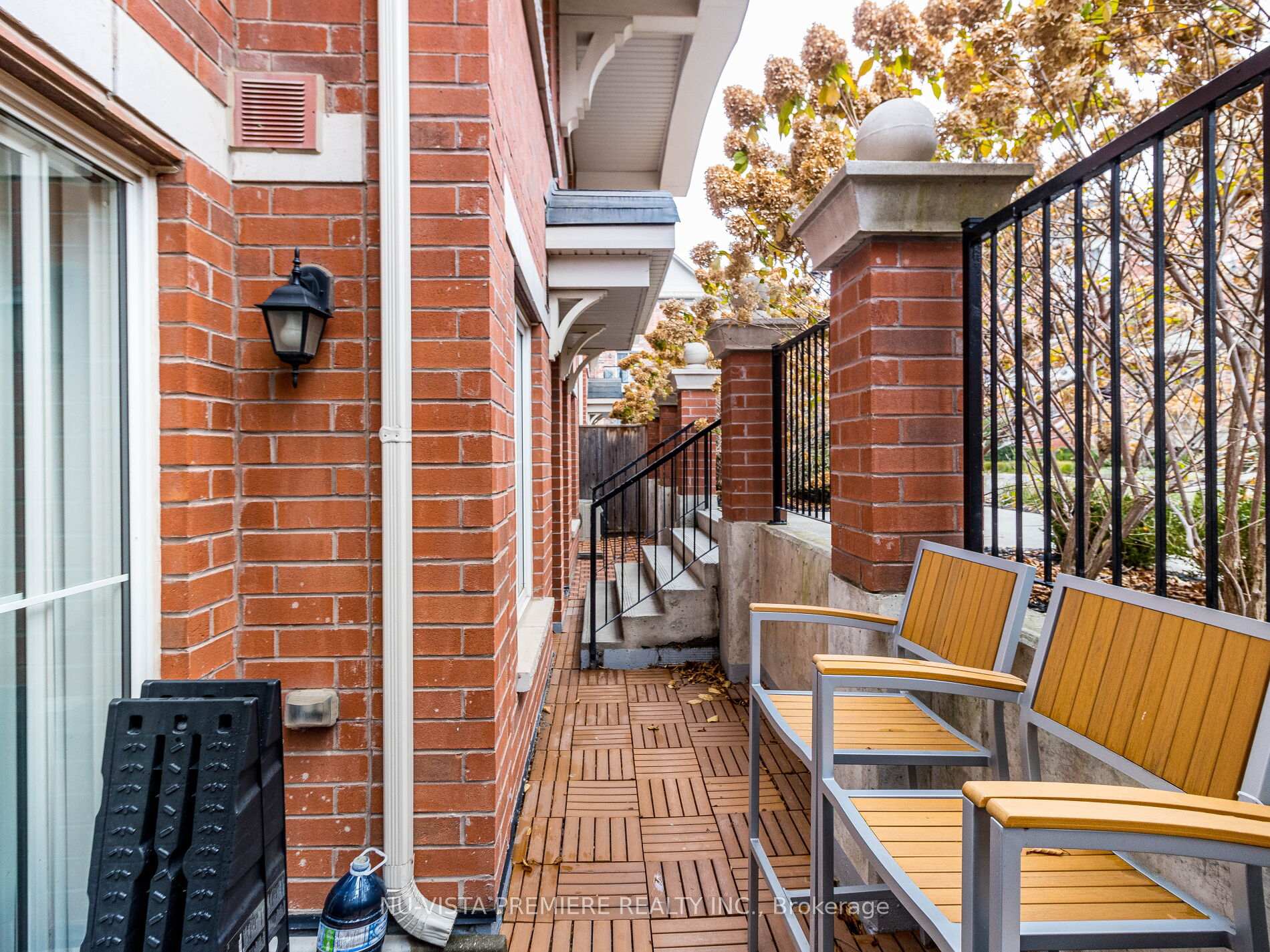 2 Bedrooms Condo at 2488 Post, Oakville For sale
