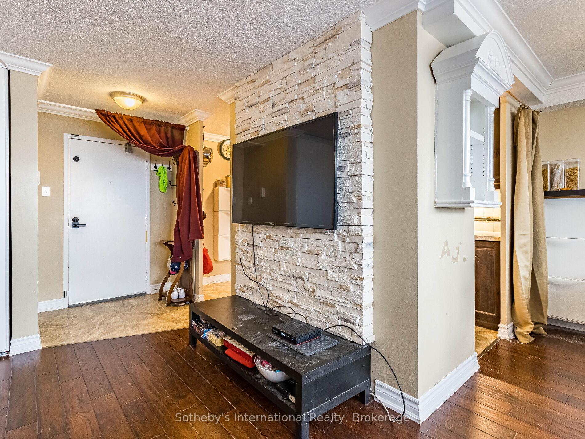 3 Bedrooms Condo at 3120 Kirwin,  Mississauga For sale