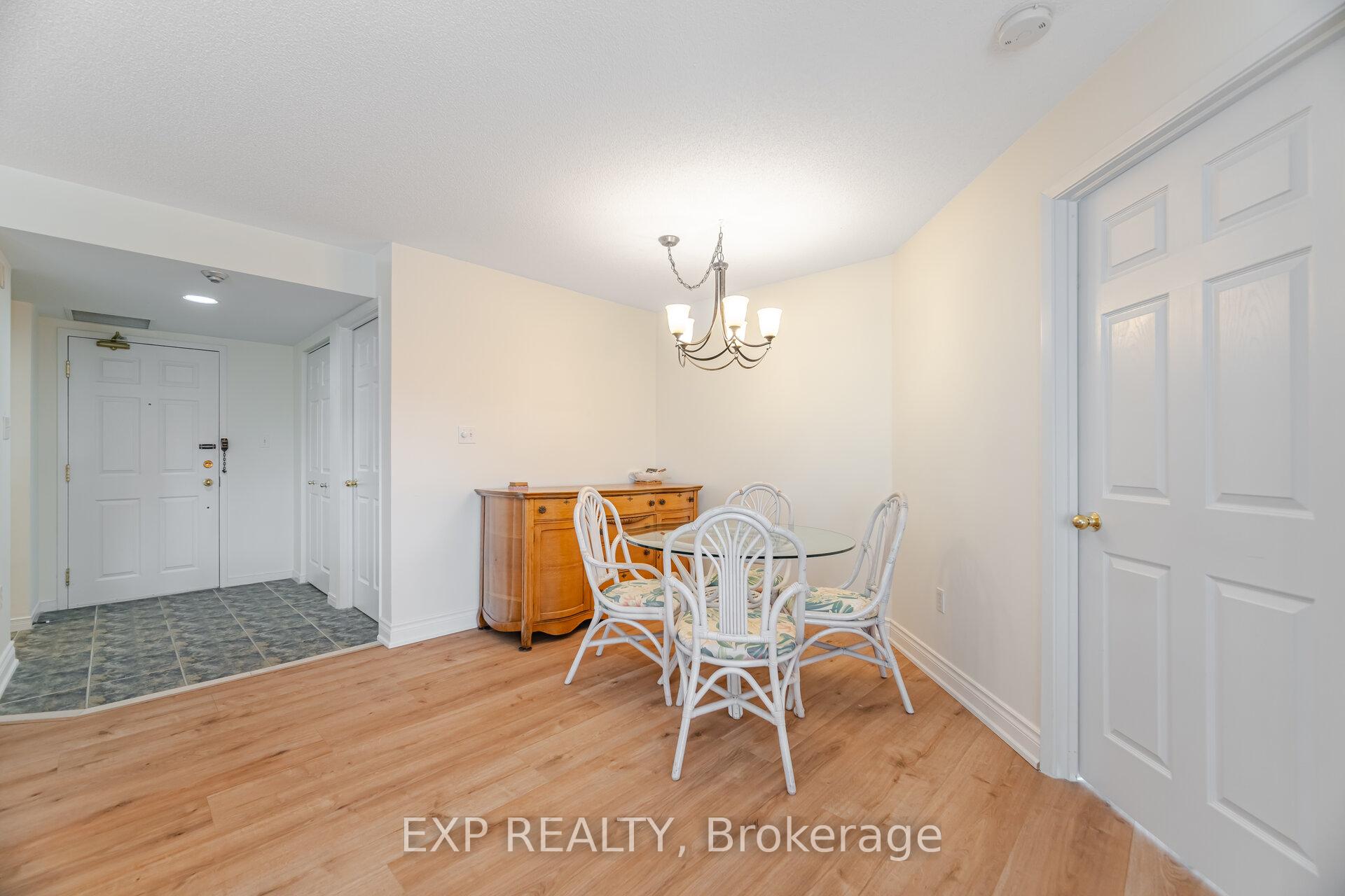 2 Bedrooms Condo at 216 Plains, Burlington For sale