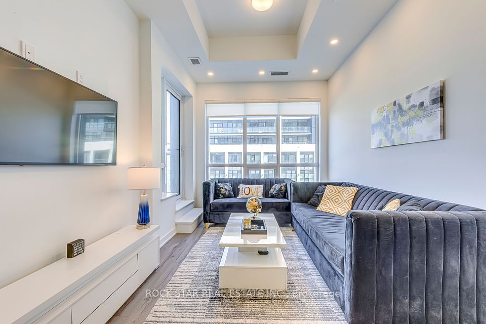405 Dundas