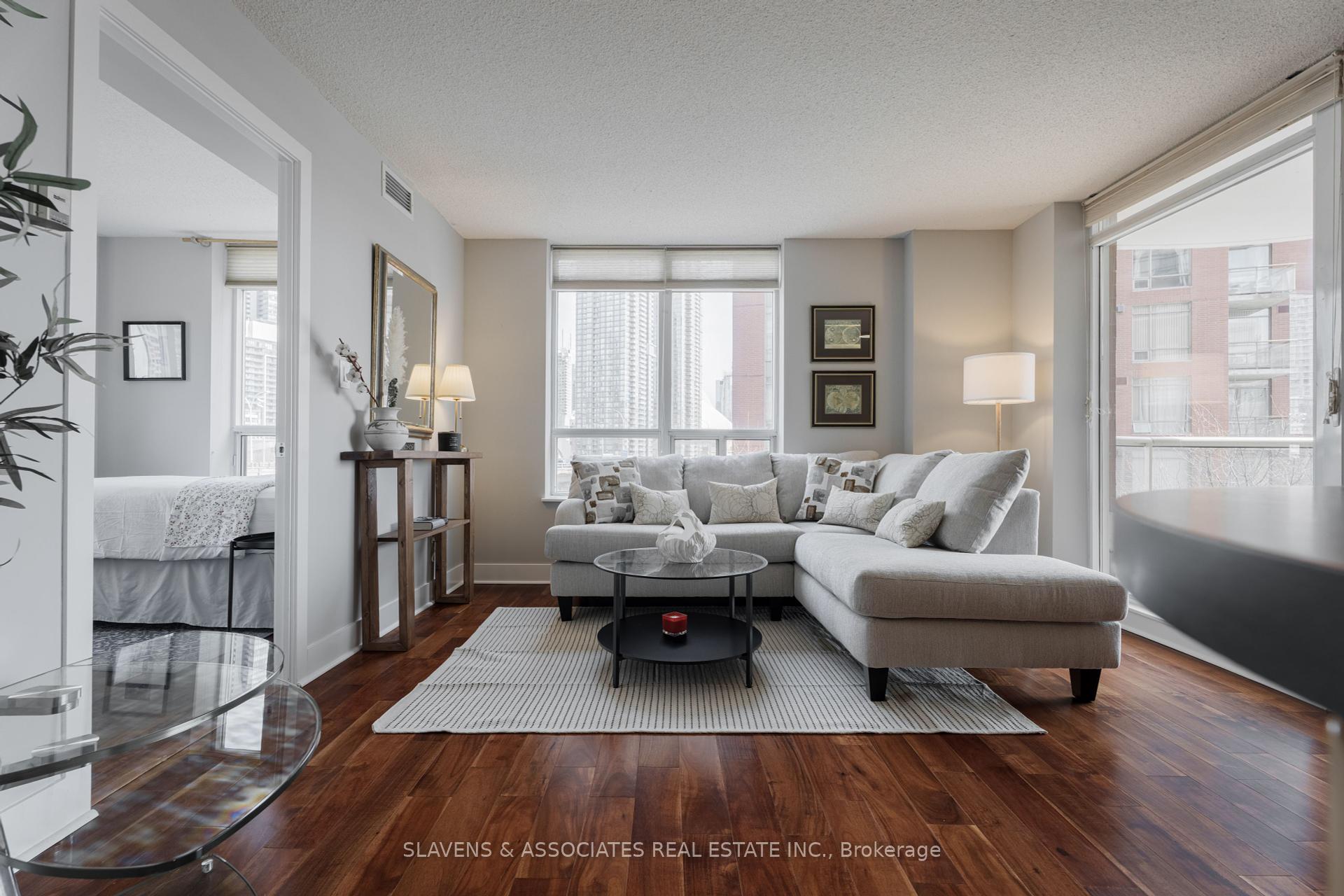 2 Bedrooms Condo at 550 Queens,  Toronto For sale