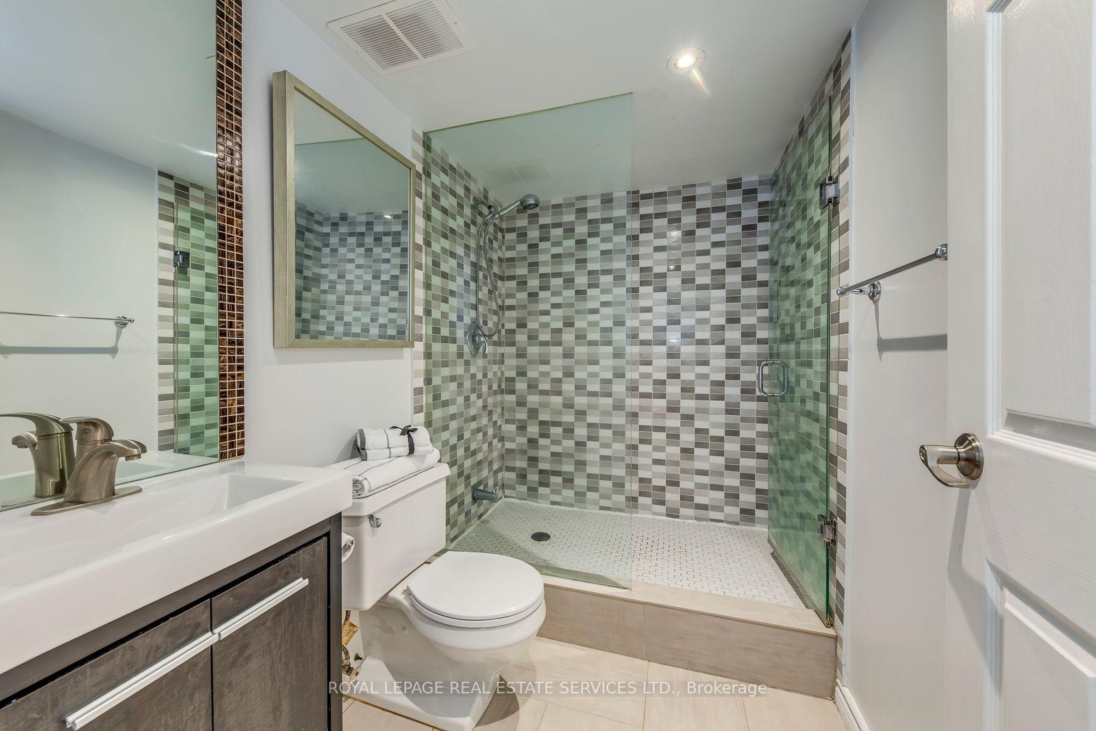 2 Bedrooms Condo at 33 Harbour, Toronto For sale
