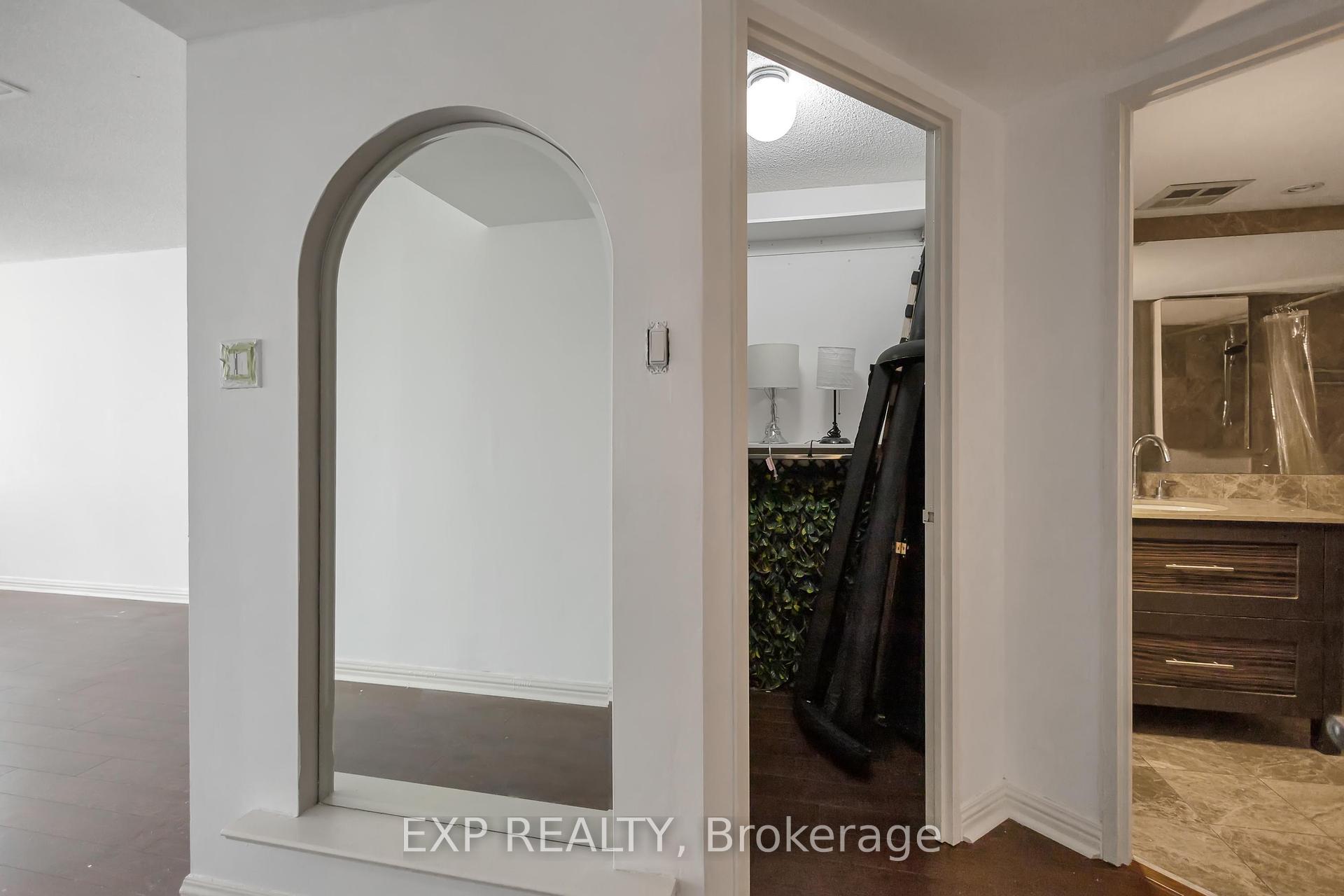 2 Bedrooms Condo at 900 Yonge, Toronto For sale