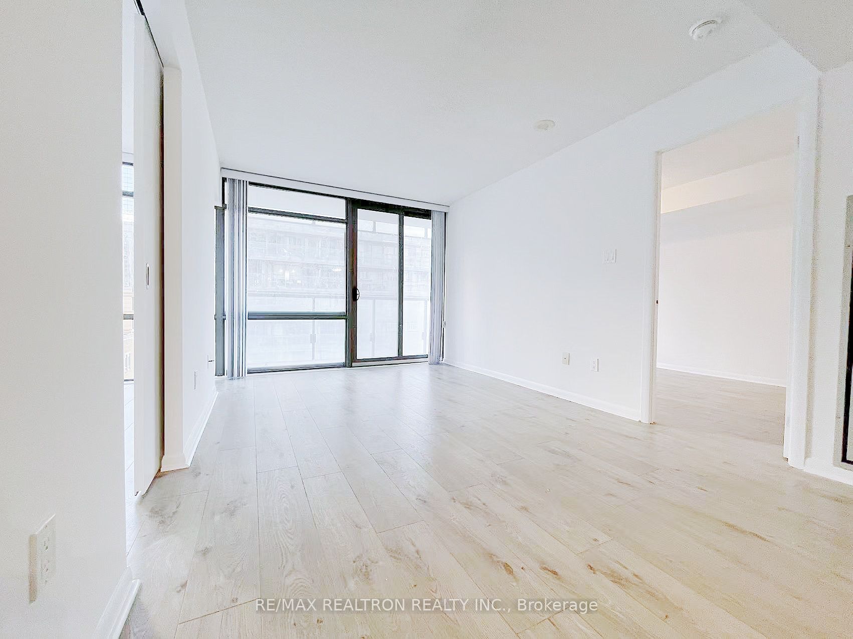 37 Grosvenor Street, #1009