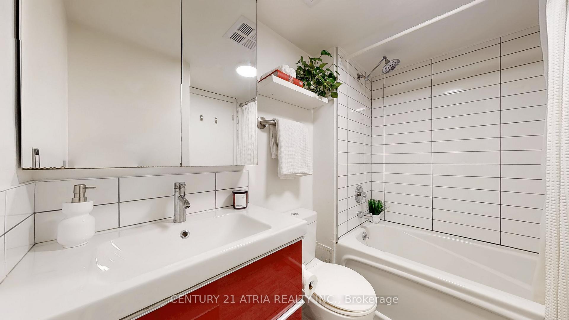 2 Bedrooms Condo at 800 King, Toronto For sale