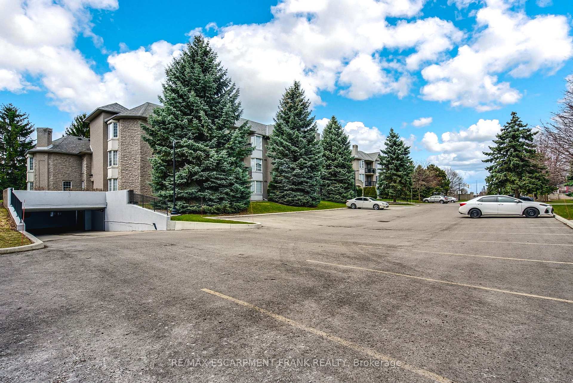 2 Bedrooms Condo at 970 Golf Links,  Hamilton For sale