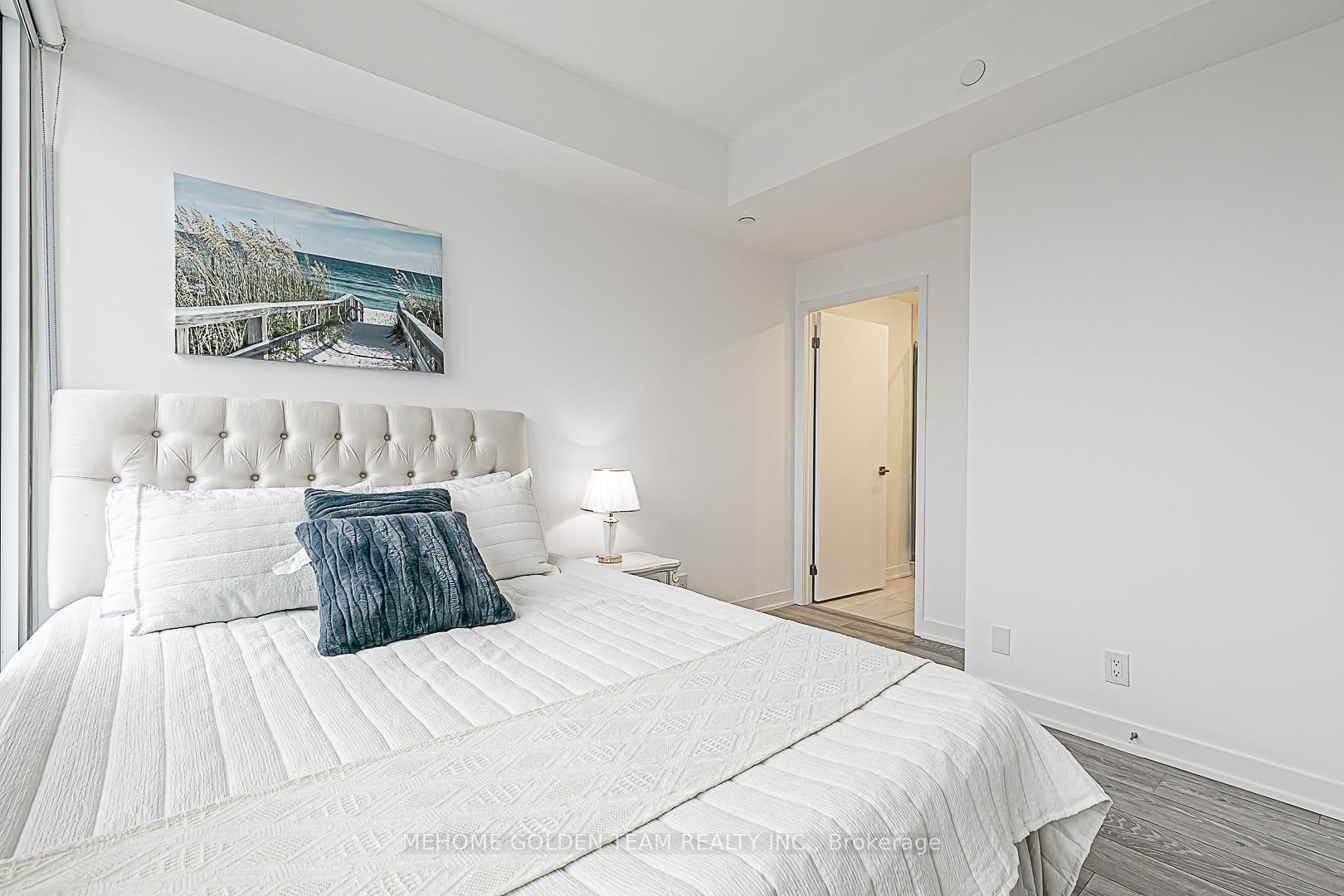 3 Bedrooms Condo at 15 Holmes, Toronto For sale
