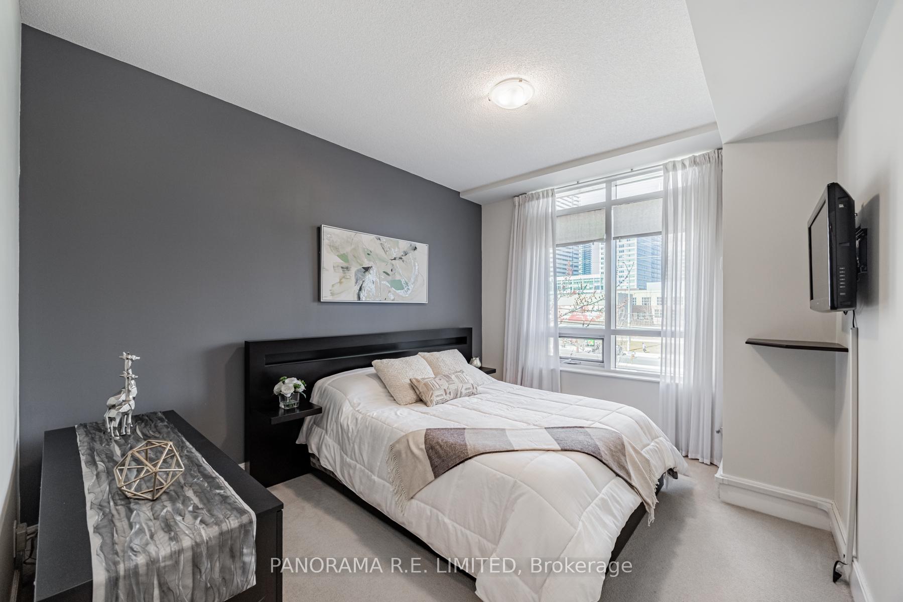 3 Bedrooms Condo at 330 Burnhamthorpe, Mississauga For sale