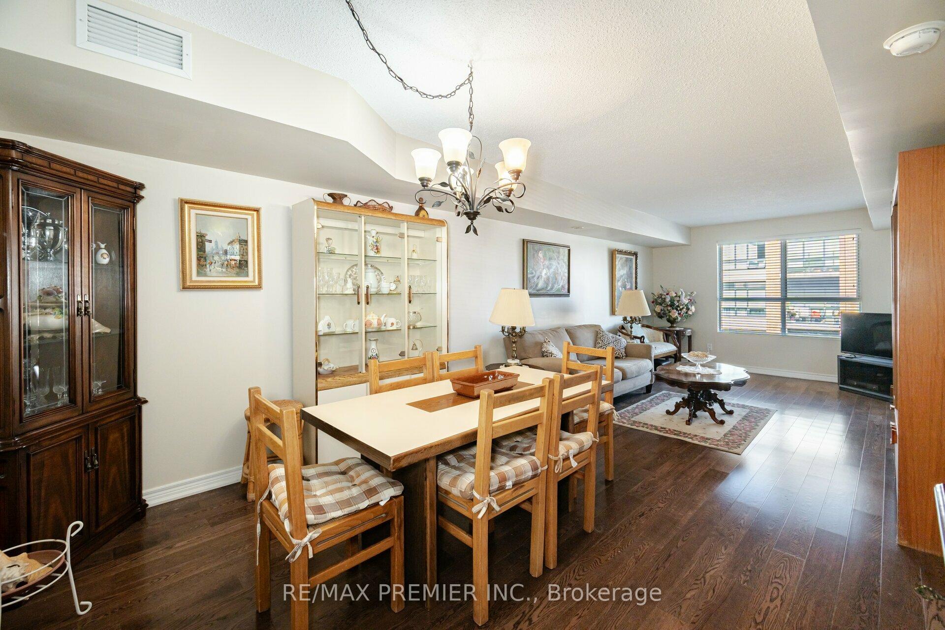 2 Bedrooms Condo at 121 Woodbridge,  Vaughan For sale