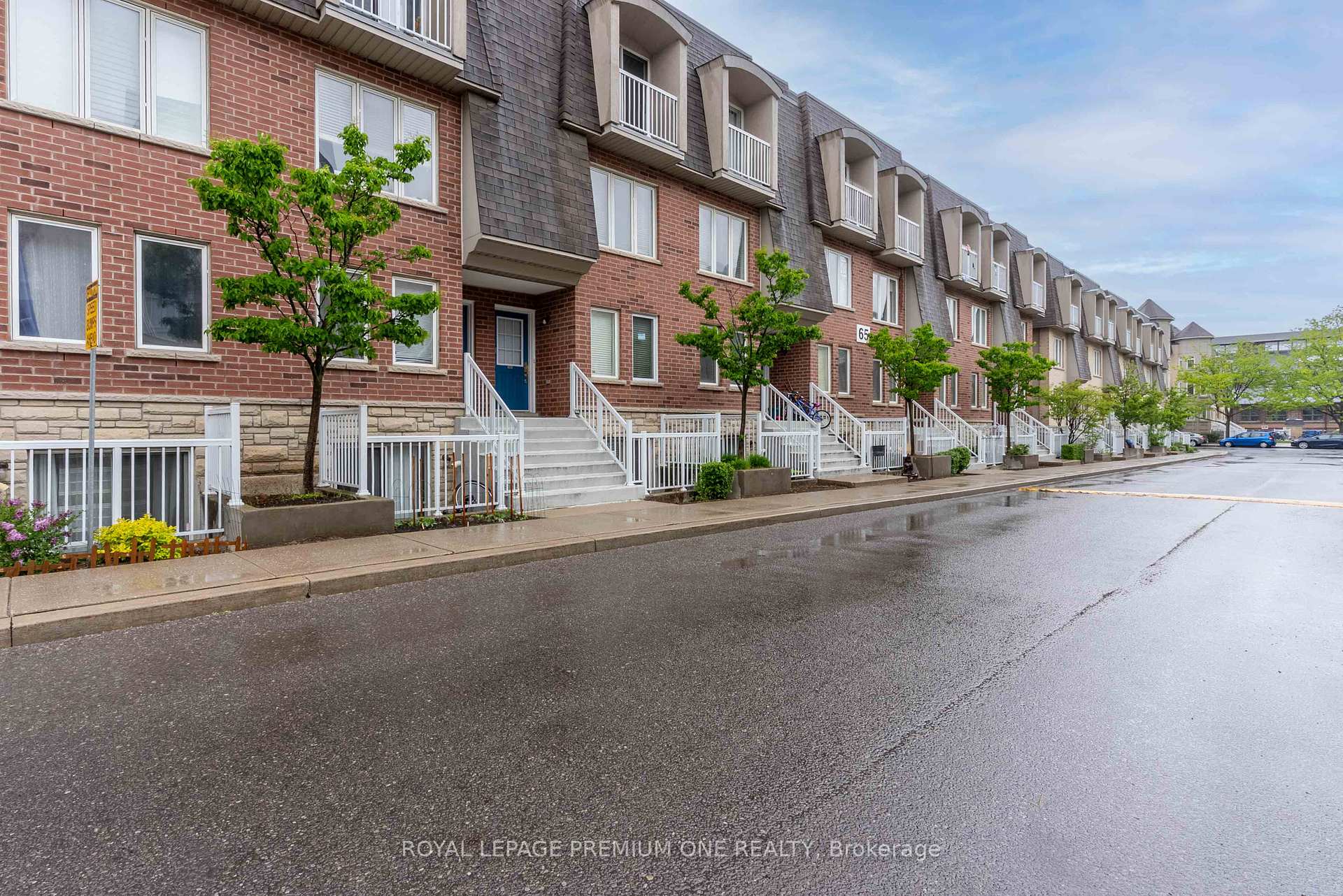 3 Bedrooms Condo at 65 Turntable, Toronto For sale