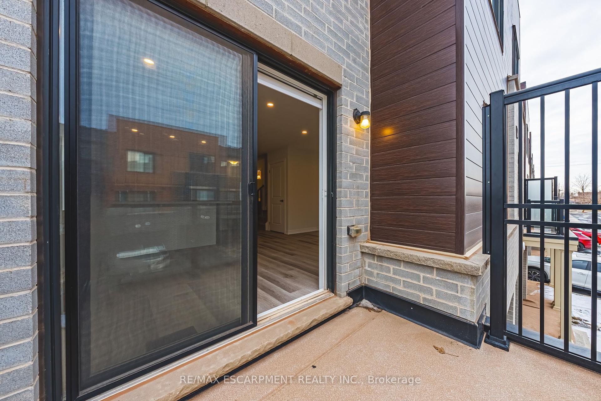 3 Bedrooms Condo at 55 Dryden,  Hamilton For sale
