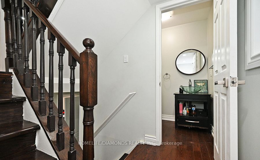 32 BARRINGTON Crescent