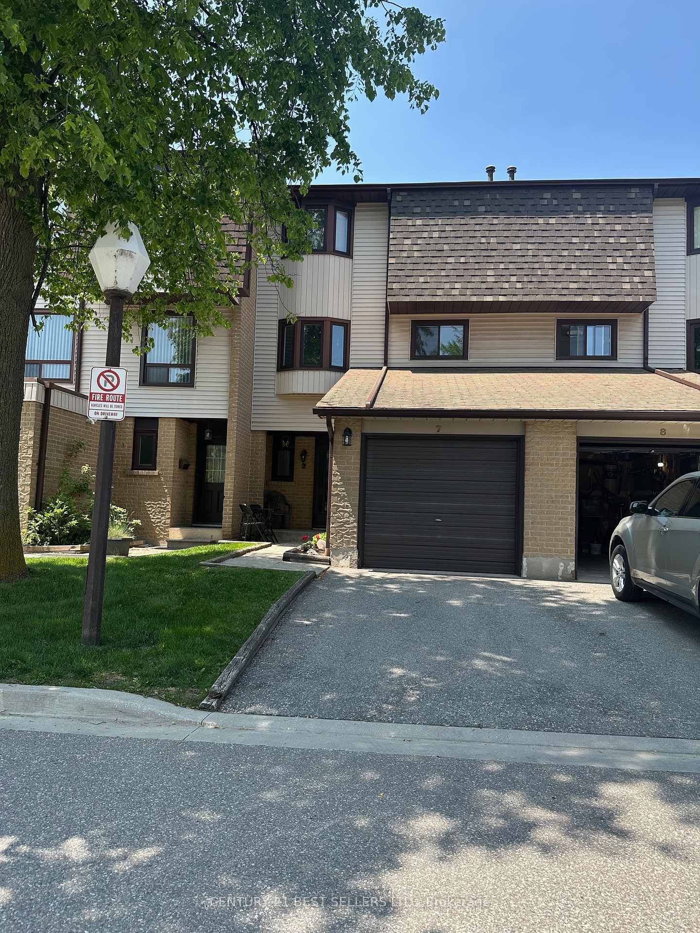 3 Bedrooms Condo at 6040 Montevideo, Mississauga For sale