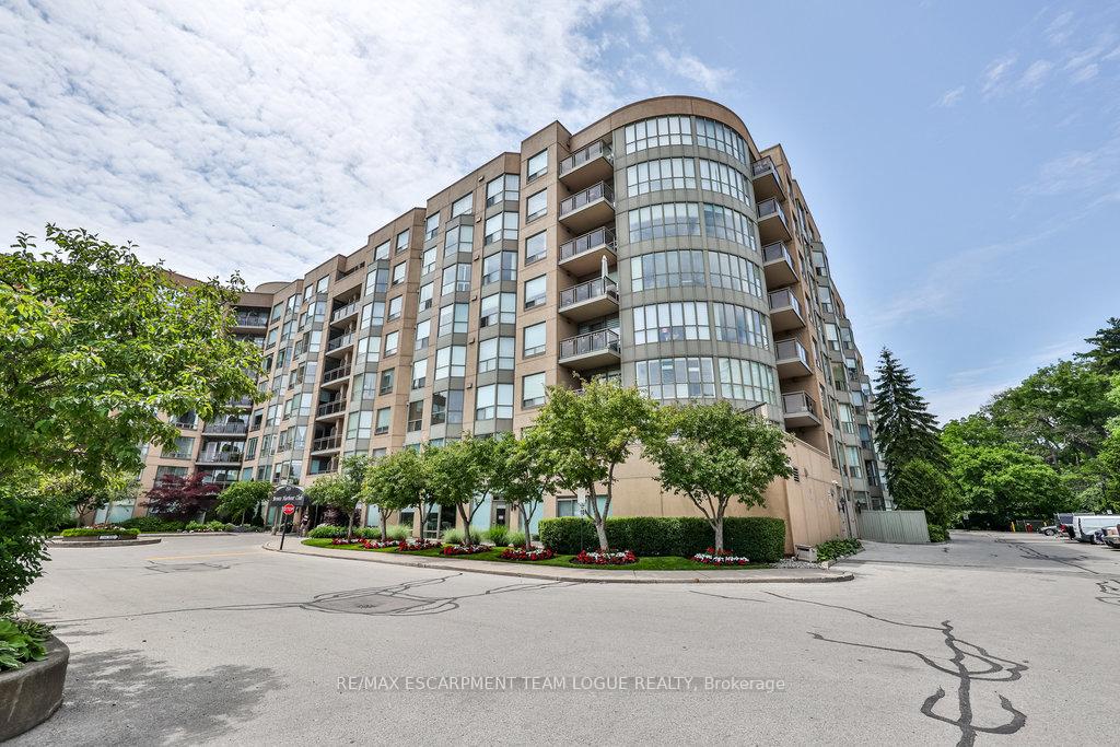 2 Bedrooms Condo at 2511 Lakeshore, Oakville For sale