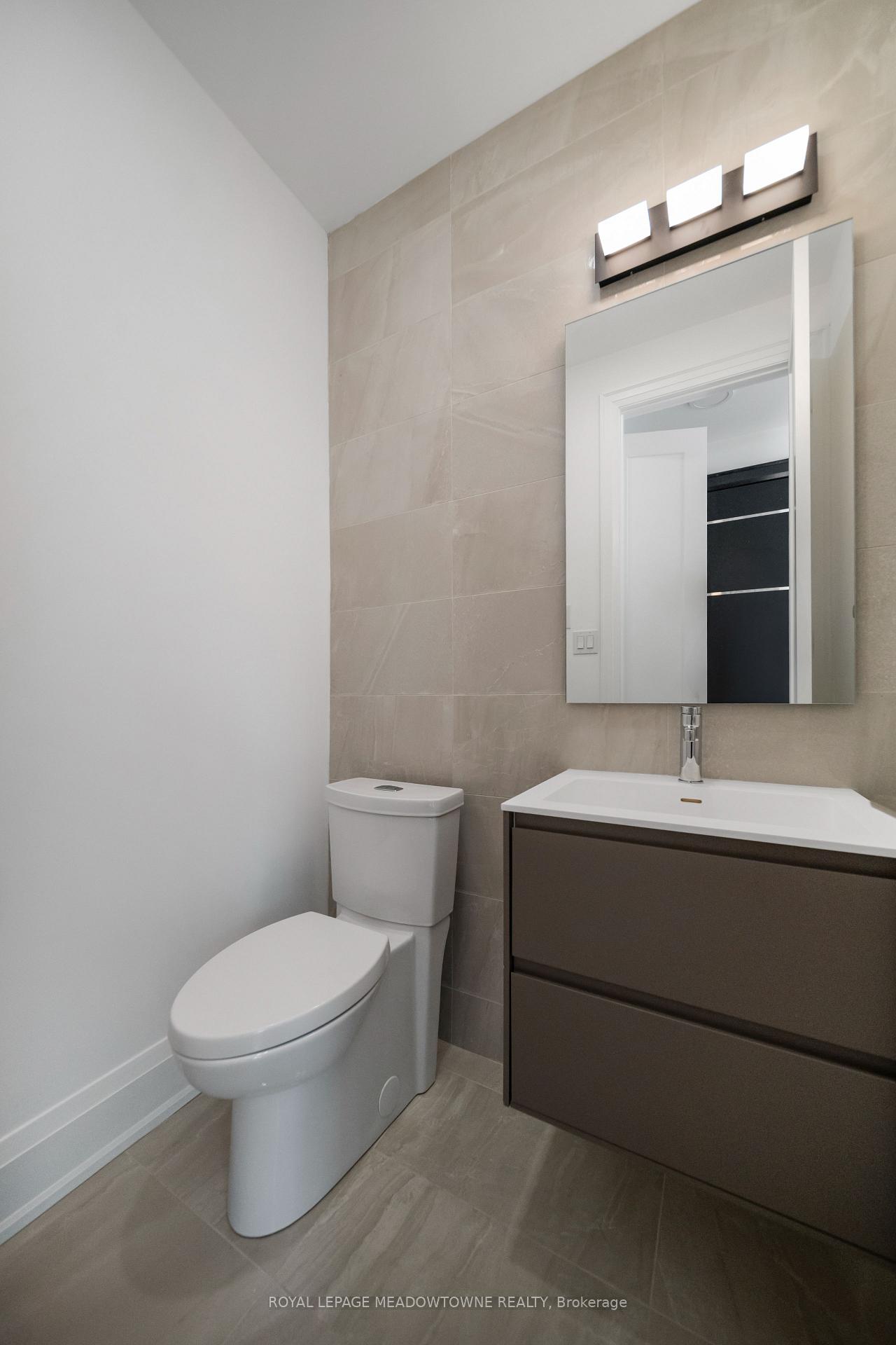 4 Bedrooms Condo at 121 High, Mississauga For sale