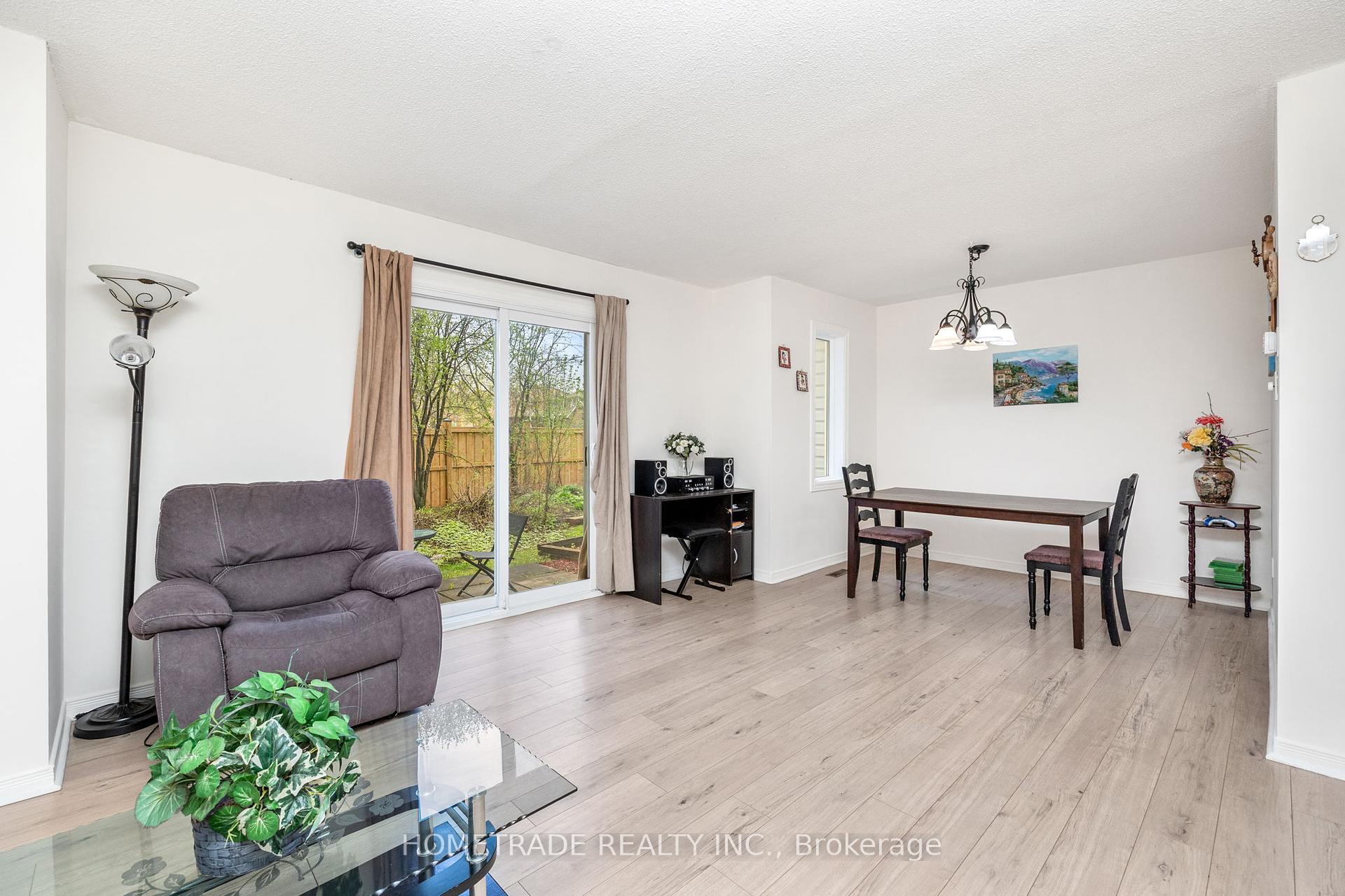 3 Bedrooms Condo at 2021 Sixth, Oakville For sale