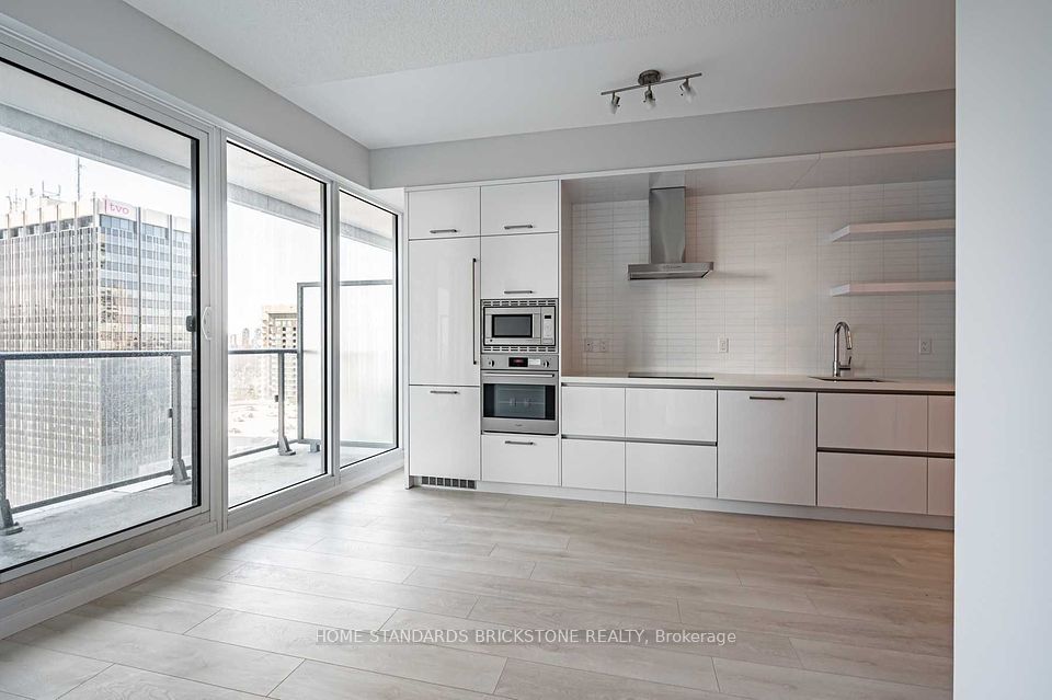 2221 YONGE
