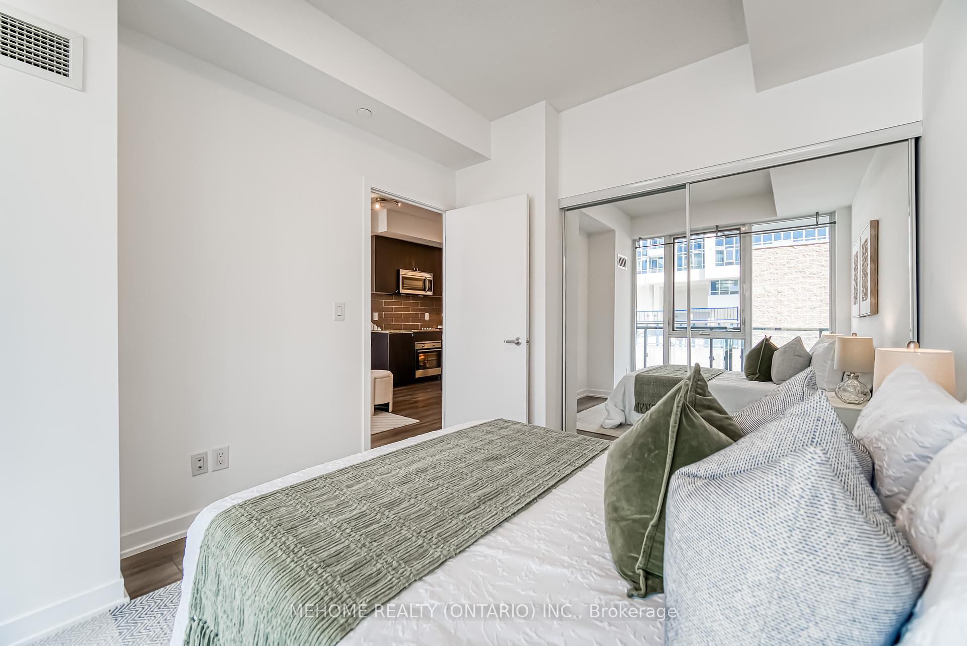2 Bedrooms Condo at 18 Rean, Toronto For sale