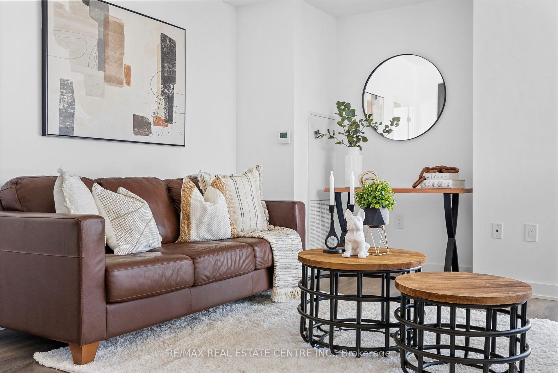 3 Bedrooms Condo at 100 Eagle Rock, Vaughan For sale