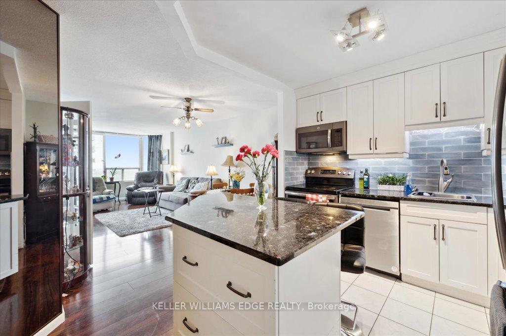 2 Bedrooms Condo at 1270 Maple Crossing, Burlington For sale