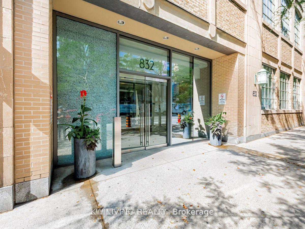 2 Bedrooms Condo at 832 Bay,  Toronto For sale