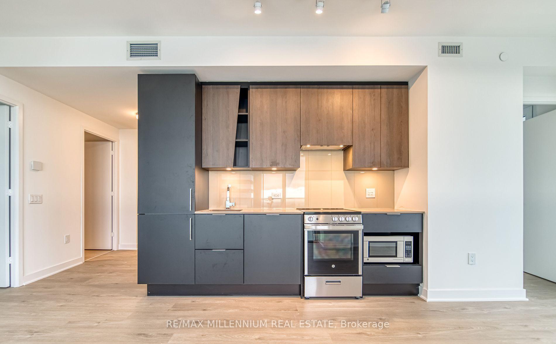 2 Bedrooms Condo at 3900 Confederation, Mississauga For sale