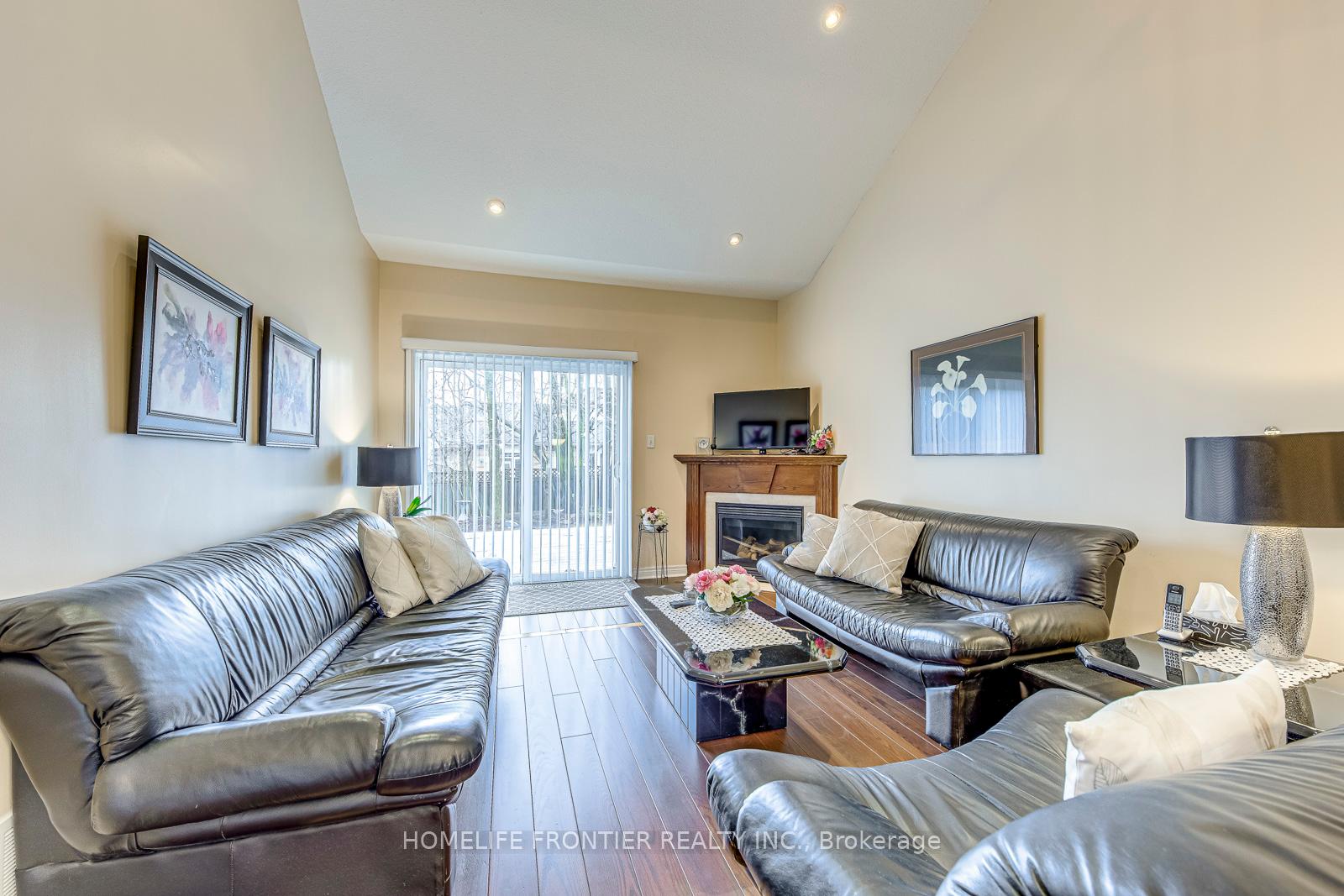 4 Bedrooms Condo at 90 Oakhampton,  Hamilton For sale