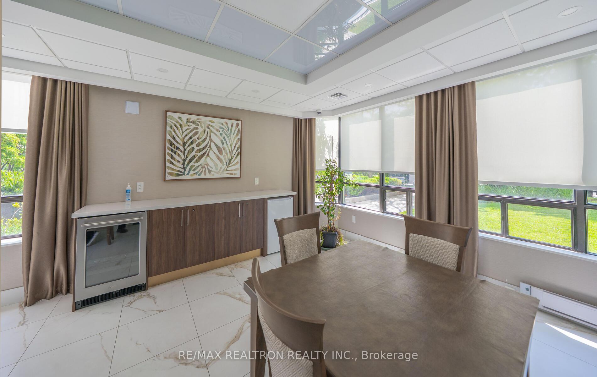 2 Bedrooms Condo at 7420 Bathurst, Vaughan For sale