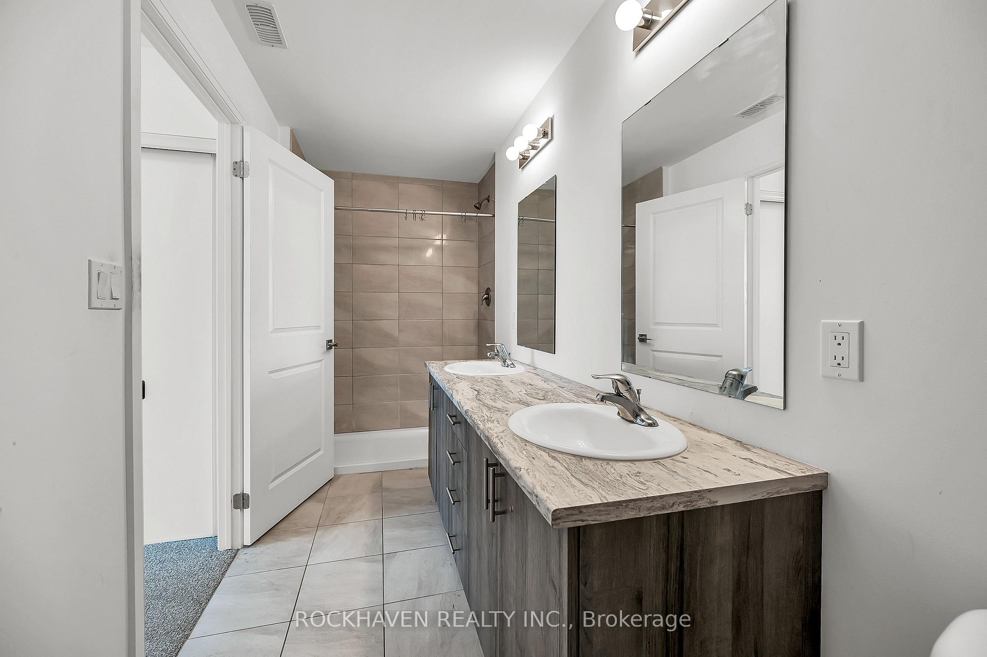 3 Bedrooms Condo at 5 Hamilton, Hamilton For sale