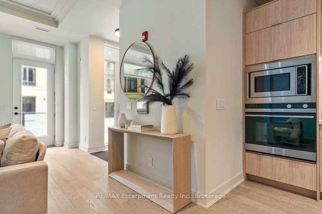 3 Bedrooms Condo at 123 Maurice, Oakville For sale