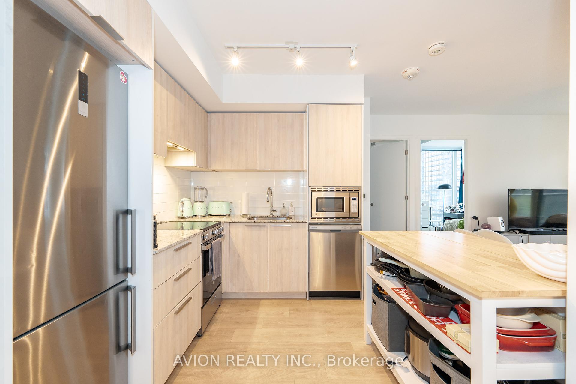 3 Bedrooms Condo at 501 yonge, Toronto For sale