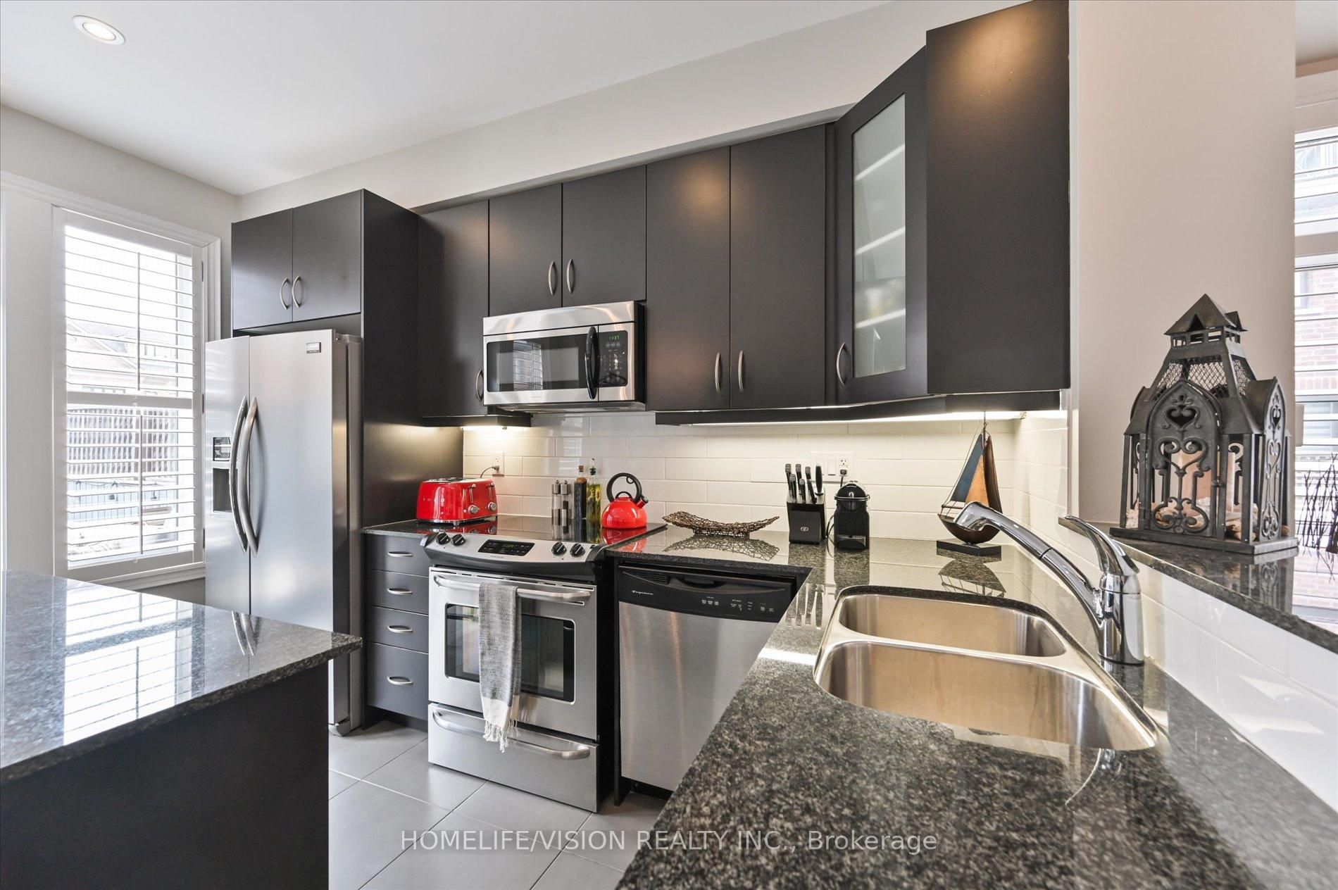 4 Bedrooms Condo at 2 Agar, Vaughan For sale