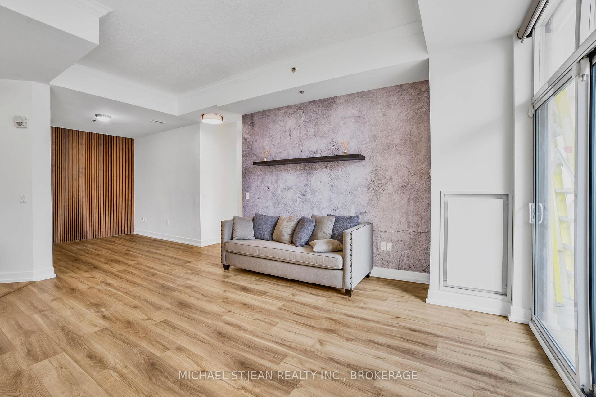 2 Bedrooms Condo at 90 Charlton,  Hamilton For sale