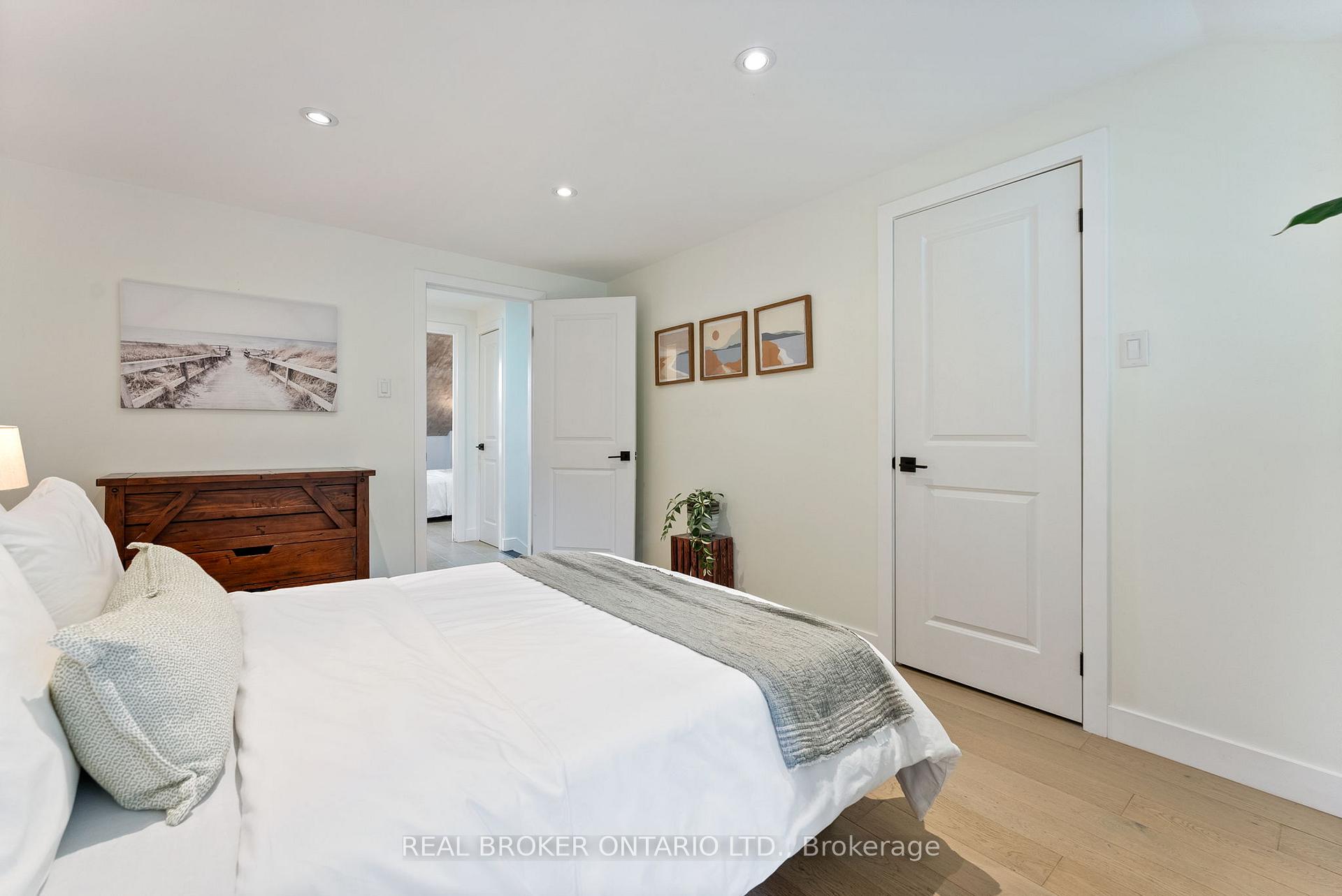 2 Bedrooms Condo at 23 Macaulay, Hamilton For sale
