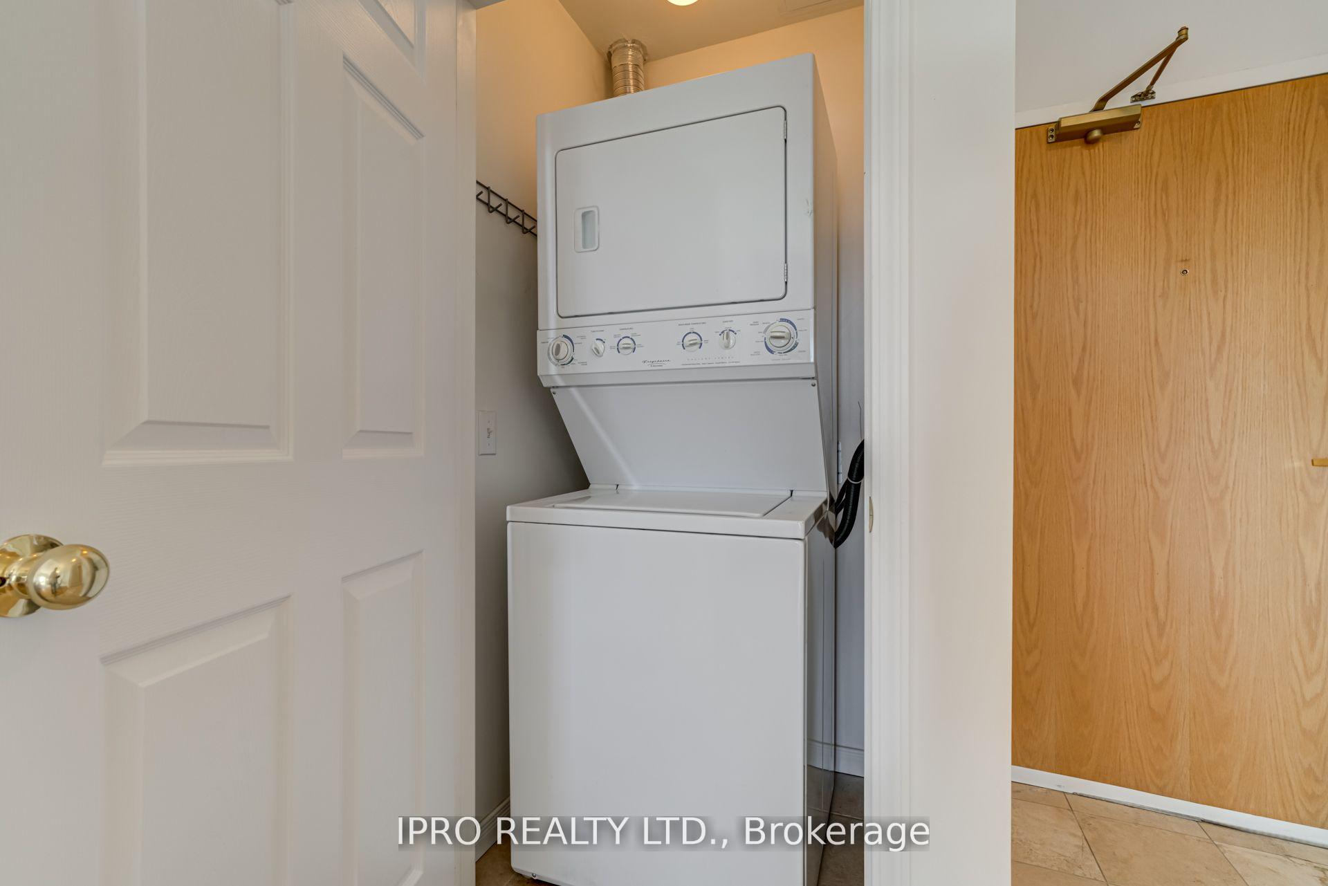 2 Bedrooms Condo at 1 Maison Parc, Vaughan For sale